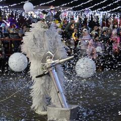 В Сморгони прошел красочный парад-шествие новогодних персонажей