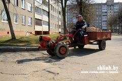 Метут тротуары, обрезают деревья. Более 100 работников Сморгонского ЖРЭСа трудятся во время весеннего благоустройства города