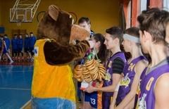 С баранками и медведем. В Сморгони торжественно открыли баскетбольный турнир, посвященный Дню защитников Отечества