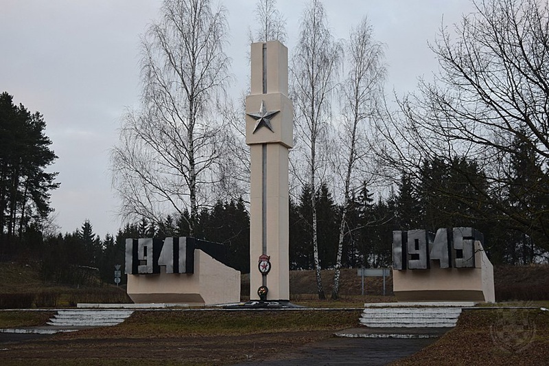 В спортивно-оздоровительном лагере Сморгонской районной ДЮСШ профсоюзов прошла экскурсия к мемориалу Великой Отечественной войны 