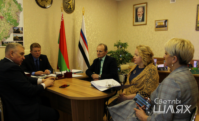 Депутат Палаты представителей принял участие в совещании по вопросу завершения строительства мемориала в Сморгони