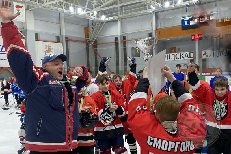 Команда Сморгонского района заняла 2 место в Гродненских областных соревнованиях по хоккею "Золотая шайба"