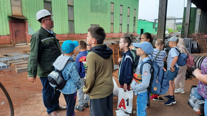 Воспитанники летнего лагеря СШ №1 посетили литейно-механический завод